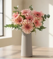Bej Çizgili Polimer Vazoda Pembe Gerbera Çiçekleri