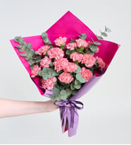 Lila ve Canlı Pembe Bukette Pembe Karanfiller