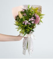 Pembe Gazete Bukette Hüsnüyusuflar ve Pembe Lilyum