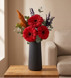 Siyah Çizgili Polimer Vazoda 3 Kırmızı Gerbera Çiçeği
