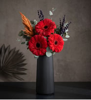 Siyah Çizgili Polimer Vazoda 3 Kırmızı Gerbera Çiçeği