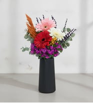 Siyah Çizgili Polimer Vazoda Kırmızı, Beyaz, Pembe Gerbera