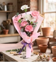 Krem Pudra Bukette Pembe ve Beyaz Karanfiller