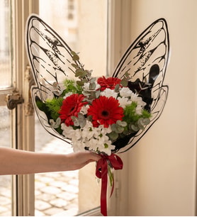 Kelebek Bukette Kırmızı Gerbera ve Beyaz Papatyalar