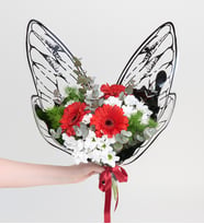 Kelebek Bukette Kırmızı Gerbera ve Beyaz Papatyalar