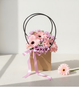 Kraft Taşıma Çantasında Gerbera ve Papatyalar