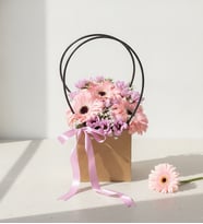 Kraft Taşıma Çantasında Gerbera ve Papatyalar