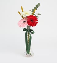 İnce Cam Vazoda Kırmızı, Beyaz ve Pembe Gerbera