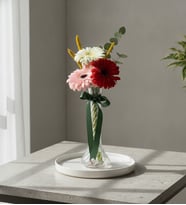 İnce Cam Vazoda Kırmızı, Beyaz ve Pembe Gerbera