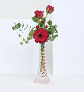İnce Cam Vazoda 2 Kırmızı Gül ve Gerbera