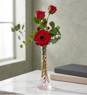 İnce Cam Vazoda 2 Kırmızı Gül ve Gerbera