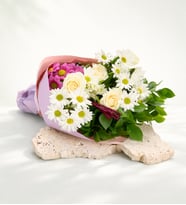 Lila Bukette Beyaz Güller ve Ruskos Yeşillikleri
