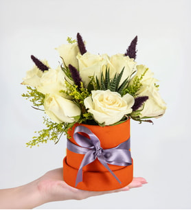 Turuncu Kutuda 10 Beyaz Gül & Dianthus Green Trick