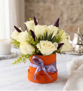Turuncu Kutuda 10 Beyaz Gül & Dianthus Green Trick