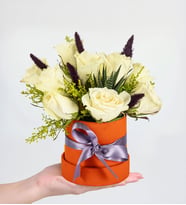Turuncu Kutuda 10 Beyaz Gül & Dianthus Green Trick
