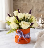 Turuncu Kutuda 10 Beyaz Gül & Dianthus Green Trick