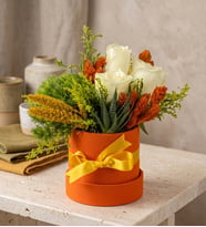 Turuncu Kutuda 3 Beyaz Gül ve Dianthus Green Trick