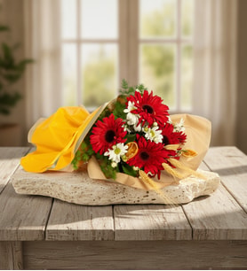 Sarı Buket Kağıdında Kırmızı Gerbera ve Papatyalar