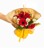 Sarı Buket Kağıdında Kırmızı Gerbera ve Papatyalar
