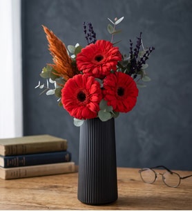 Siyah Çizgili Polimer Vazoda 3 Kırmızı Gerbera Çiçeği