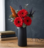 Siyah Çizgili Polimer Vazoda 3 Kırmızı Gerbera Çiçeği