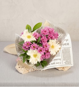 Gazete Kağıdı Bukette Pembe Papatyalar ve Gerbera