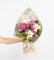 Gazete Kağıdı Bukette Pembe Papatyalar ve Gerbera