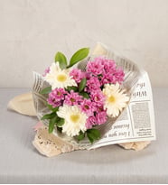 Gazete Kağıdı Bukette Pembe Papatyalar ve Gerbera