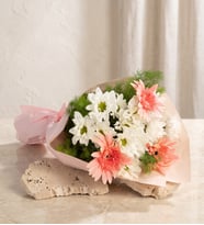 Pembe Buket Kağıdında Beyaz Papatya ve Gerbera