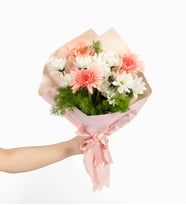 Pembe Buket Kağıdında Beyaz Papatya ve Gerbera