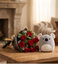 Buket Kağıdında Kırmızı Güller ve Koala Yastık