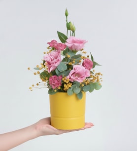 Sarı Saksıda Pembe Güller ve Pembe Lisyantuslar