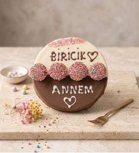 Kağıt Helva Üstünde Biricik Annem Mesajı ve Kekler