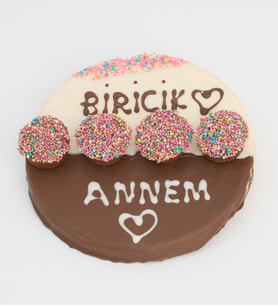 Kağıt Helva Üstünde Biricik Annem Mesajı ve Kekler