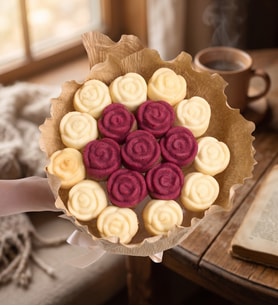 Kırmızı Gül ve Muz Aromalı Beyaz Gül Kek Buketi