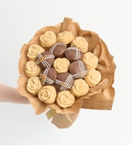 Lotus Biscoff® Süslemeli ve Beyaz Gül Desenli Kek Buketi