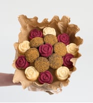 Lotus Biscoff® ve Gül Desenli Kek Buketi