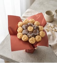 Lotus Biscoff® ve Muz Aromalı Beyaz Kek Buketi