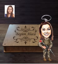 Kişiye Özel Asker Karikatürlü Ahşap Anahtarlık Kutulu Bayan-1
