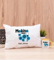Makine Teknikeri Dikdörtgen Yastık ve Sarı Kupa Bardak
