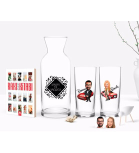 BK Gift Kişiye Özel Renkli Baskılı Erkek ve Kadın Karikatürlü İkili Rakı Bardağı Karaf ve Cep Kitabı Hediye Seti-1 (Model 1)
