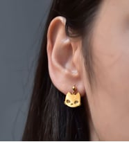 Papatya Silver 925 Ayar Gümüş Kapalı Kedi Model Çivili Kadın Top Küpe (Gold)