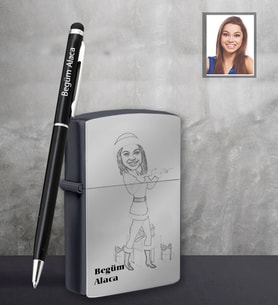 Kişiye Özel Yılbaşı Bayan Karikatürlü Siyah Çakmak Kalem Hediye Seti Model-6 (Model 1)