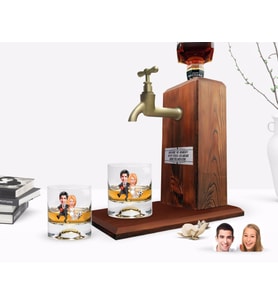 BK Gift Kişiye Özel Renkli Baskılı Sevgililer Karikatürlü İkili Viski Bardağı ve Ahşap Viski Standı Hediye Seti-15 (Model 1)