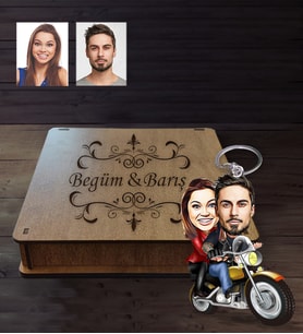 Kişiye Özel Motorcu Sevgili Karikatürlü Ahşap Anahtarlık Kutulu Model 3