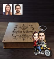 Kişiye Özel Motorcu Sevgili Karikatürlü Ahşap Anahtarlık Kutulu Model 3