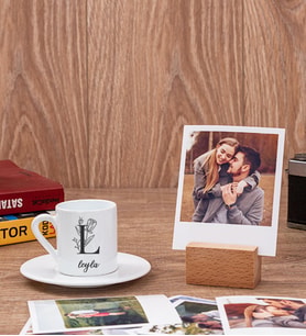 Baş Harfli Çiçek Tasarım Türk Kahvesi Fincanı ve Ahşap Standlı Polaroid Set