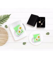 BK Gift Kişiye Özel Papatya Temalı Kupa Bardak Altlığı ve Kolye Bileklik Hediye Seti-10 (Model 1)