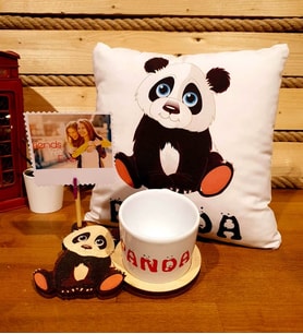 Kişiye Özel Masum Panda 3D Figürlü Kupa Ve Puf Yastık Arkadaşa Hediye