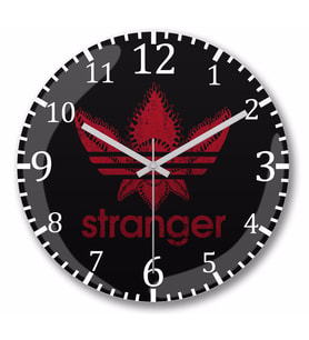 Stranger Things Stranger   Duvar Saati Bombeli Gercek Cam